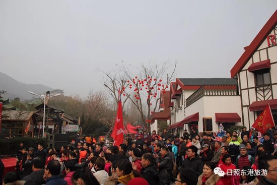 上午九点钟,景区内就迎来了不少游客。虽然清晨天空零星飘雨,并没有影响游客逛大集的热情!