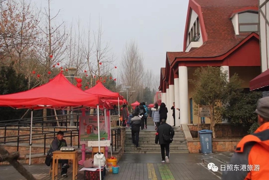 开幕仪式结束后,市民和游客开始赶大集啦!