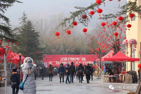 走进年货展现场便感受到了浓浓的年味儿,四处悬挂的灯笼、满场喜气洋洋的大红色,无不提醒着大家春节的脚步越来越近了。