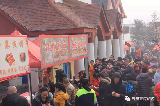 来往游客一边品尝着特色小吃,一边采购各式年货,欣赏多姿多彩的民俗活动,感受年味儿