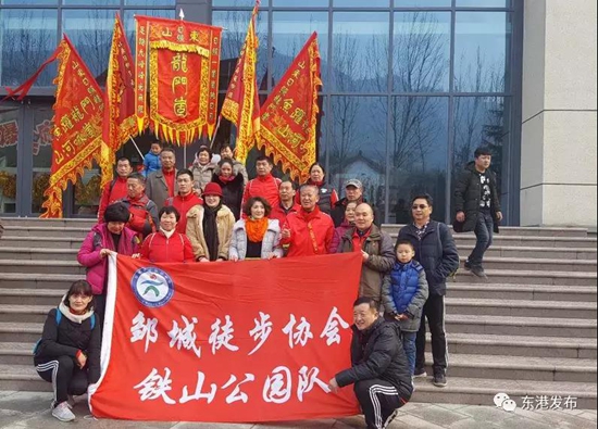 今天景区还吸引了很多外地的游客,来这吃喝玩乐…
